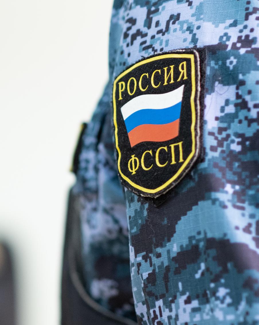 Миллионы запросов от ФССП парализуют работу российских банков. Финансовые организации оказались не готовы к лавине обращений от Федеральной службы судебных приставов. Объём запросов взлетел до критических значений — в отдельные дни он превысил десять миллионов. При этом обработать их необходимо в срок — в противном случае банки ждут штрафы
