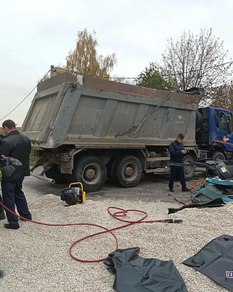 Страшное ДТП унесло жизни женщины и ребёнка в Домодедово: на их машину упал самосвал