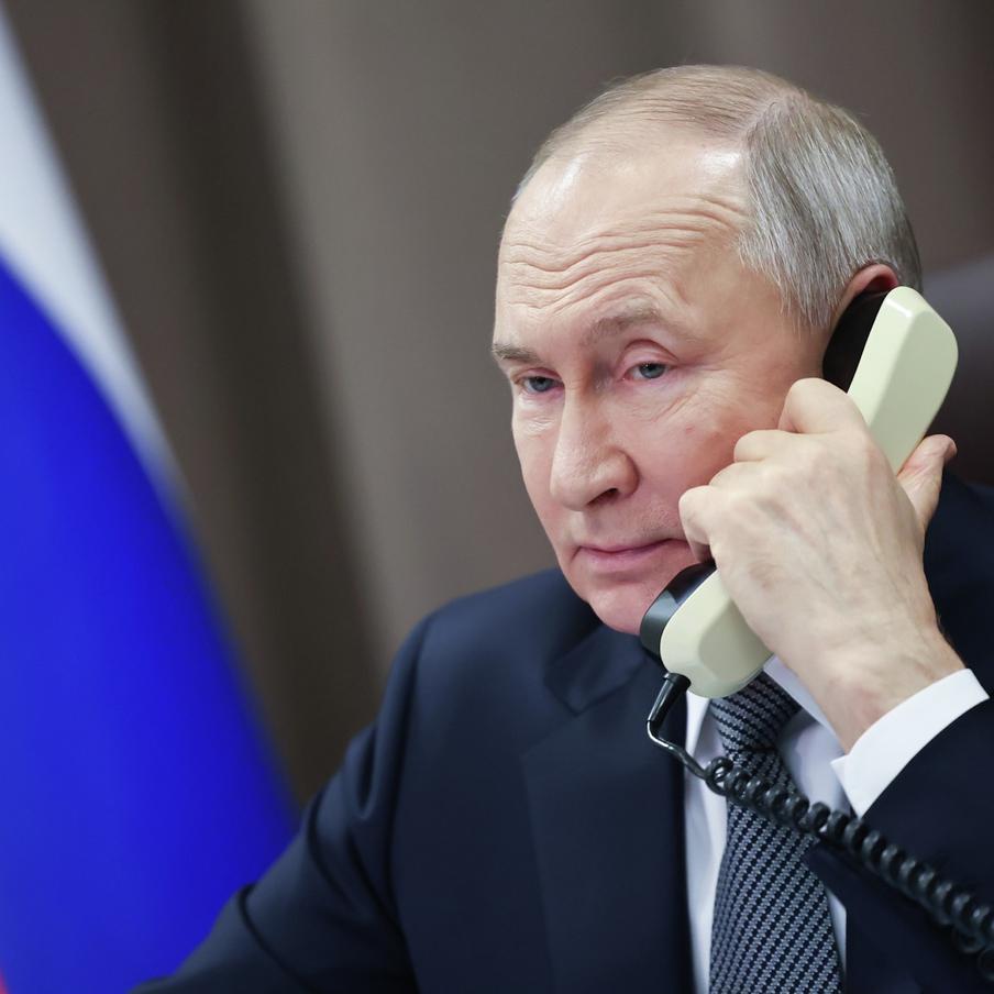 Путин провёл телефонный разговор с президентом ОАЭ. Шейх Мухаммед бен Заид Аль Нахайян и российский лидер обсудили ряд важных вопросов. Одни касались текущих мировых кризисов, другие —отношений России и Объединённых Арабских Эмиратов. Естественно, только часть обсуждаемых тем стали достоянием общественности