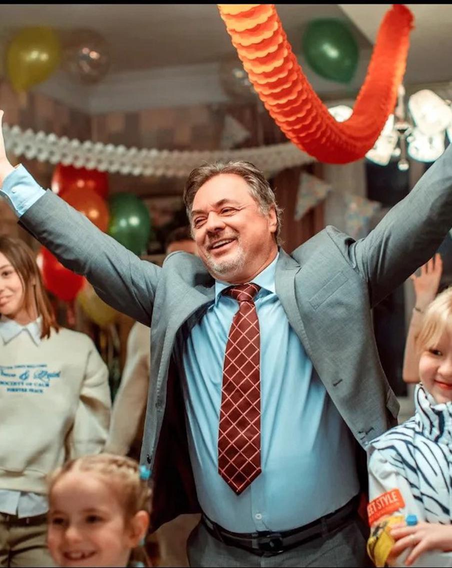 "Советы отца я теперь даю и своим детям": Андрей Леонов о любви к "дочкам" и самых важных словах Евгения Леонова