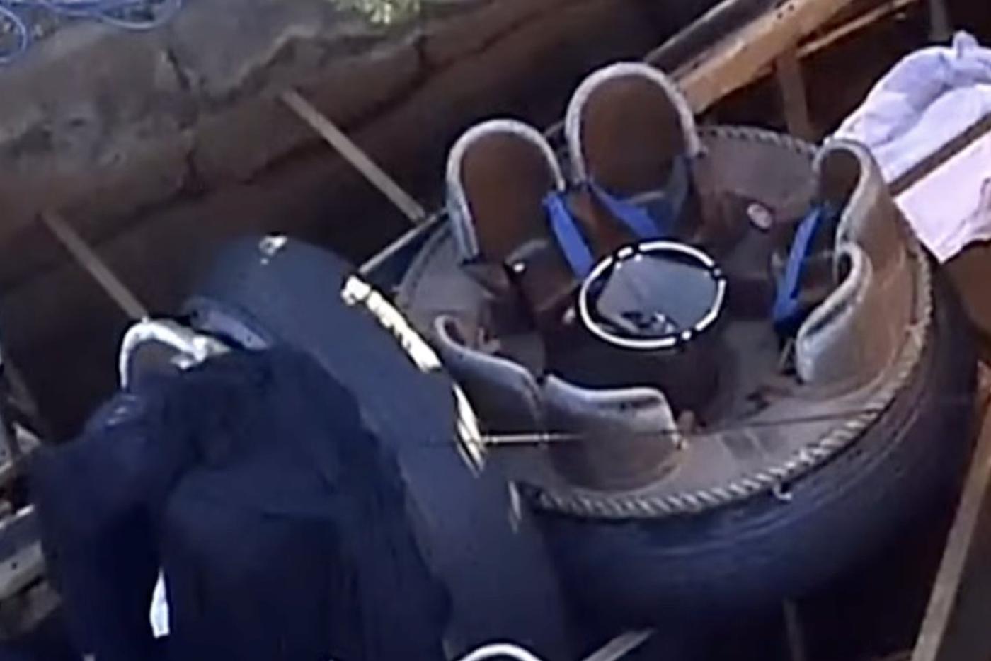 Перевернувшийся плот на водном аттракционе Thunder River Rapids в Австралии.