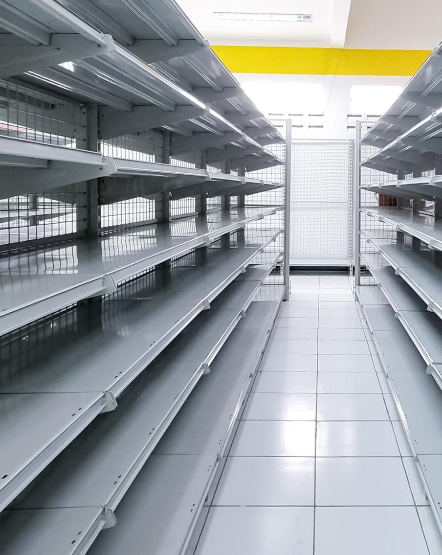 Жители Эвенкии живут без завоза продуктов уже почти три месяца. Оставшиеся в районе запасы пропитания продают по заоблачным ценам. Так, за килограмм моркови просят около 1200 рублей, цена на яблоки достигает 1000 рублей, картофеля и капусты – почти 800. Тем временем в регионе скоро будет не хватать и воды, а за бутылку в магазине просят 400 рублей