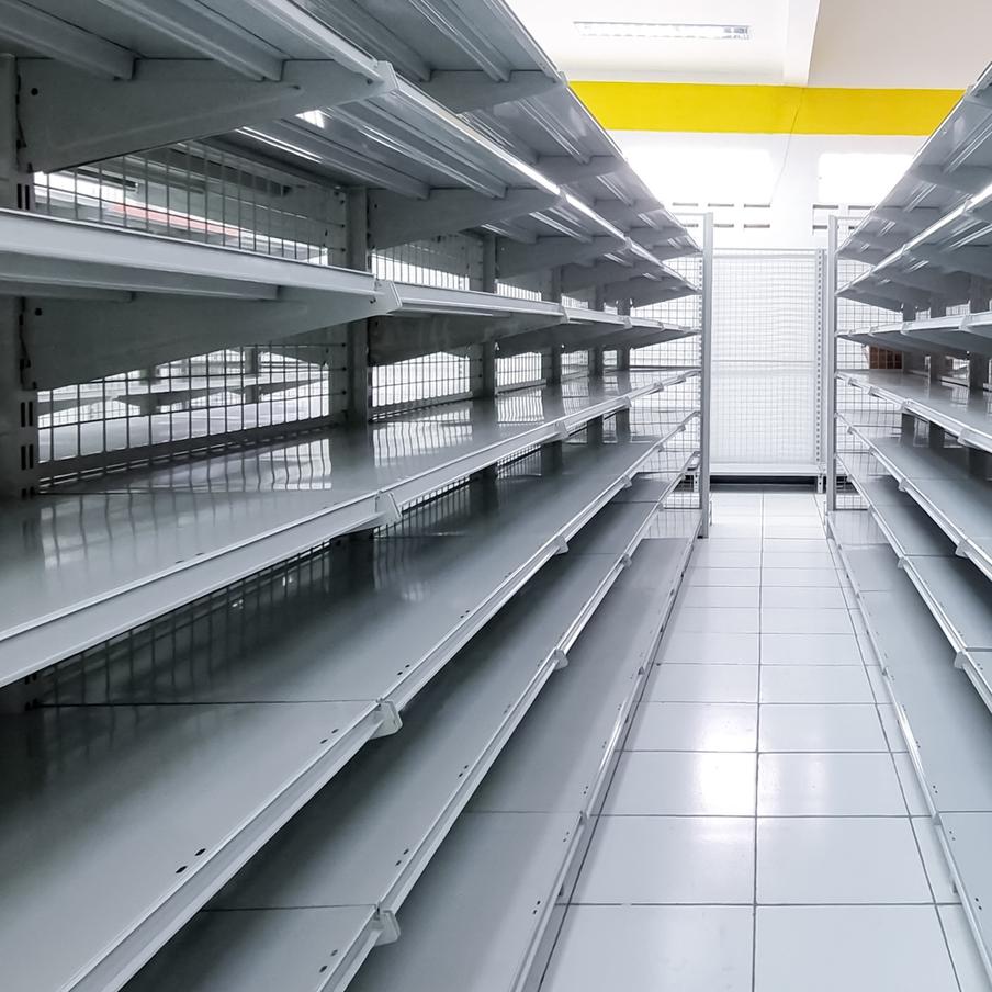 Жители Эвенкии живут без завоза продуктов уже почти три месяца. Оставшиеся в районе запасы пропитания продают по заоблачным ценам. Так, за килограмм моркови просят около 1200 рублей, цена на яблоки достигает 1000 рублей, картофеля и капусты – почти 800. Тем временем в регионе скоро будет не хватать и воды, а за бутылку в магазине просят 400 рублей