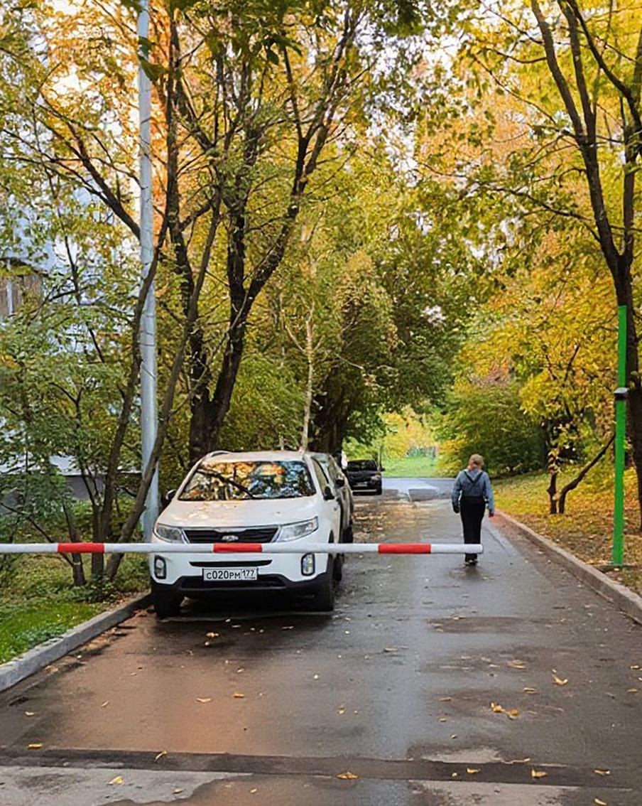 Максим Ликсутов рассказал, какой будет ответственность за порчу шлагбаума, установленного городом
