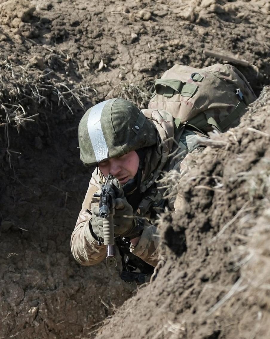 За сутки ВСУ лишились 940 боевиков, 15 бронемашин и 1425 беспилотников. Наши войска продолжают выдавливать неприятеля с занимаемых позиций на всех направлениях проведения специальной военной операции. Ежедневно ВСУ теряют личный состав, военные автомобили, артиллерийские орудия, машины РСЗО, БПЛА и другую технику, в том числе западного производства