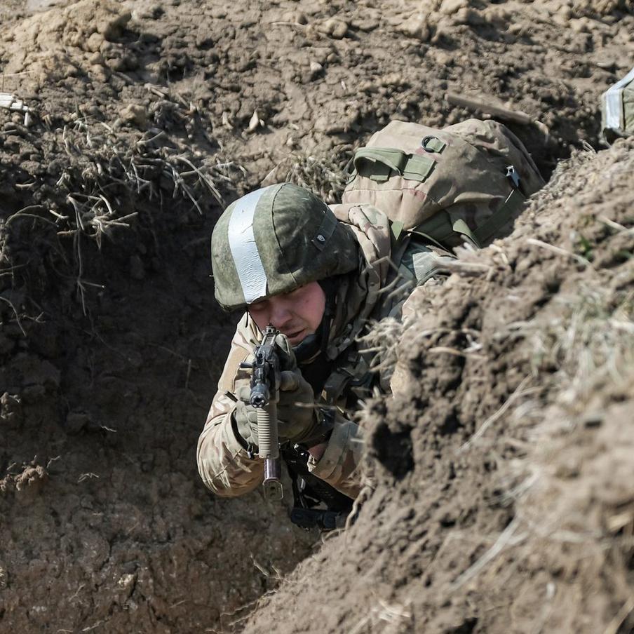 За сутки ВСУ лишились 940 боевиков, 15 бронемашин и 1425 беспилотников. Наши войска продолжают выдавливать неприятеля с занимаемых позиций на всех направлениях проведения специальной военной операции. Ежедневно ВСУ теряют личный состав, военные автомобили, артиллерийские орудия, машины РСЗО, БПЛА и другую технику, в том числе западного производства