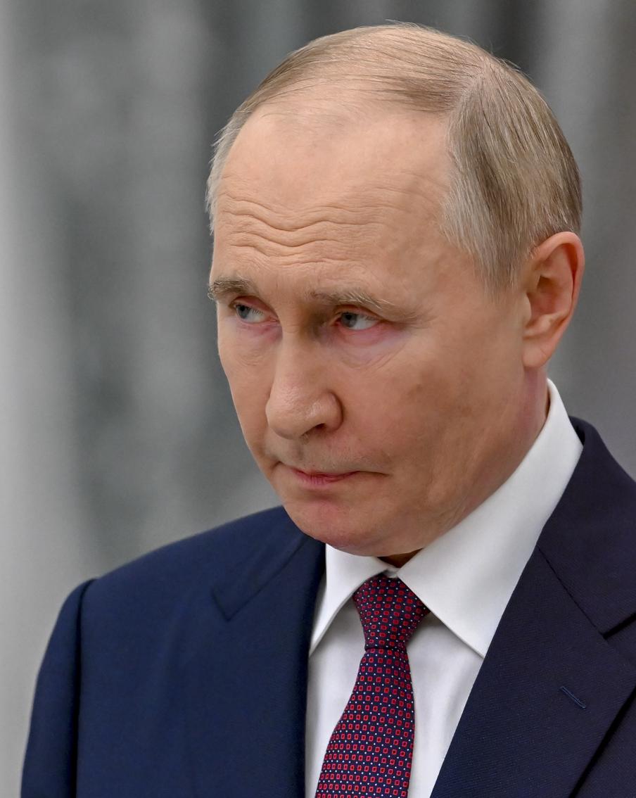 Владимир Путин провёл совещание по кибербезопасности. Президент подчеркнул в ходе встречи, что Россия укрепляет свой суверенитет по всем фронтам, в том числе в сфере цифровой инфраструктуры. Однако это означает и то, что киберугрозы в отношении страны выходят на принципиально новый уровень – государство должно быть к этому готово