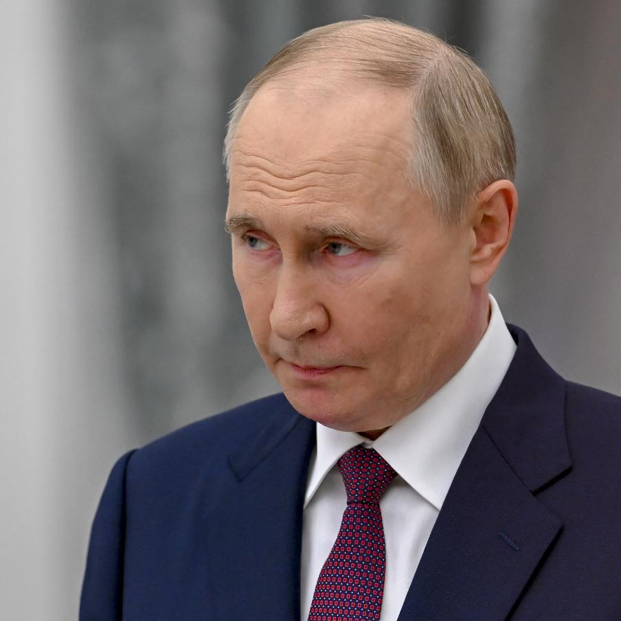 Владимир Путин провёл совещание по кибербезопасности. Президент подчеркнул в ходе встречи, что Россия укрепляет свой суверенитет по всем фронтам, в том числе в сфере цифровой инфраструктуры. Однако это означает и то, что киберугрозы в отношении страны выходят на принципиально новый уровень – государство должно быть к этому готово