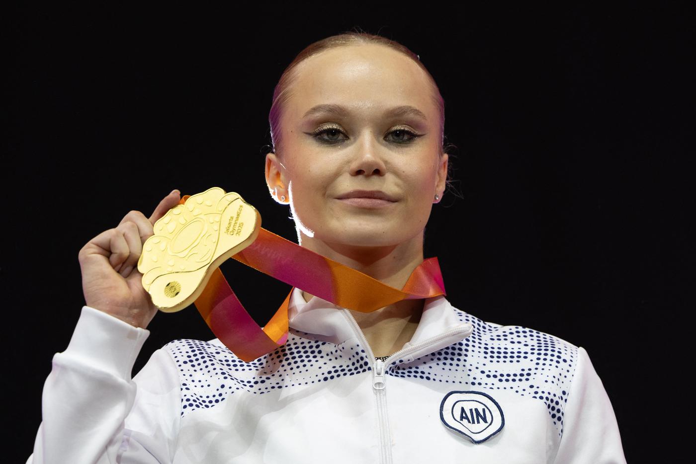 Мельникова с золотой медалью чемпионата мира в Джакарте (Индонезия), 2025 год.