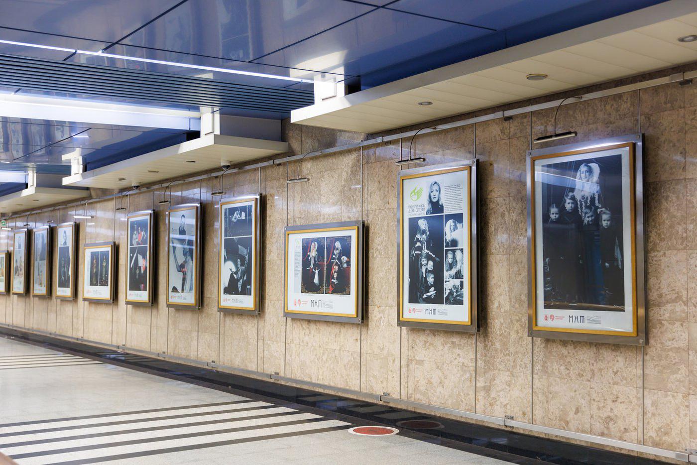 "Театр помогает": в "Деловом центре" открылась фотовыставка МХТ им. А. П. Чехова