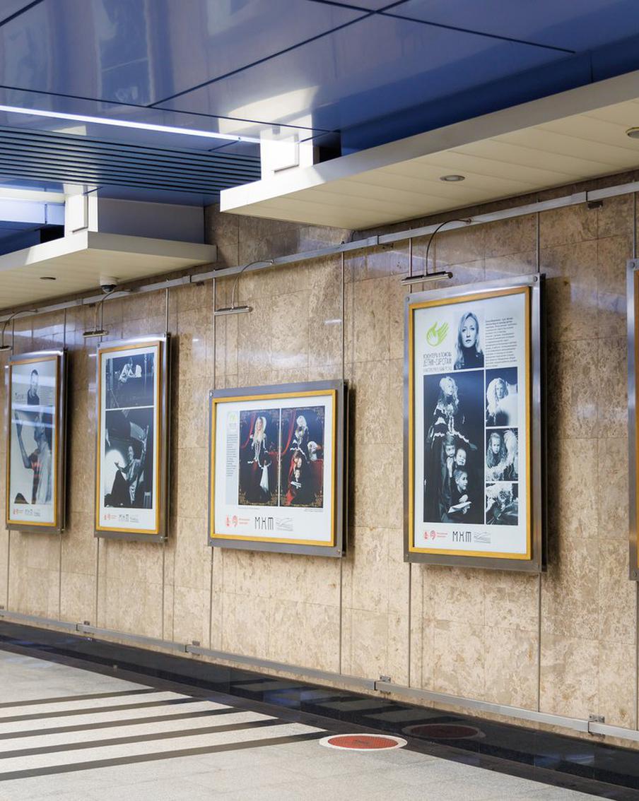 "Театр помогает": в "Деловом центре" открылась фотовыставка МХТ им. А. П. Чехова