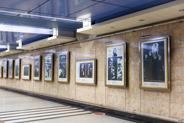 "Театр помогает": в "Деловом центре" открылась фотовыставка МХТ им. А. П. Чехова