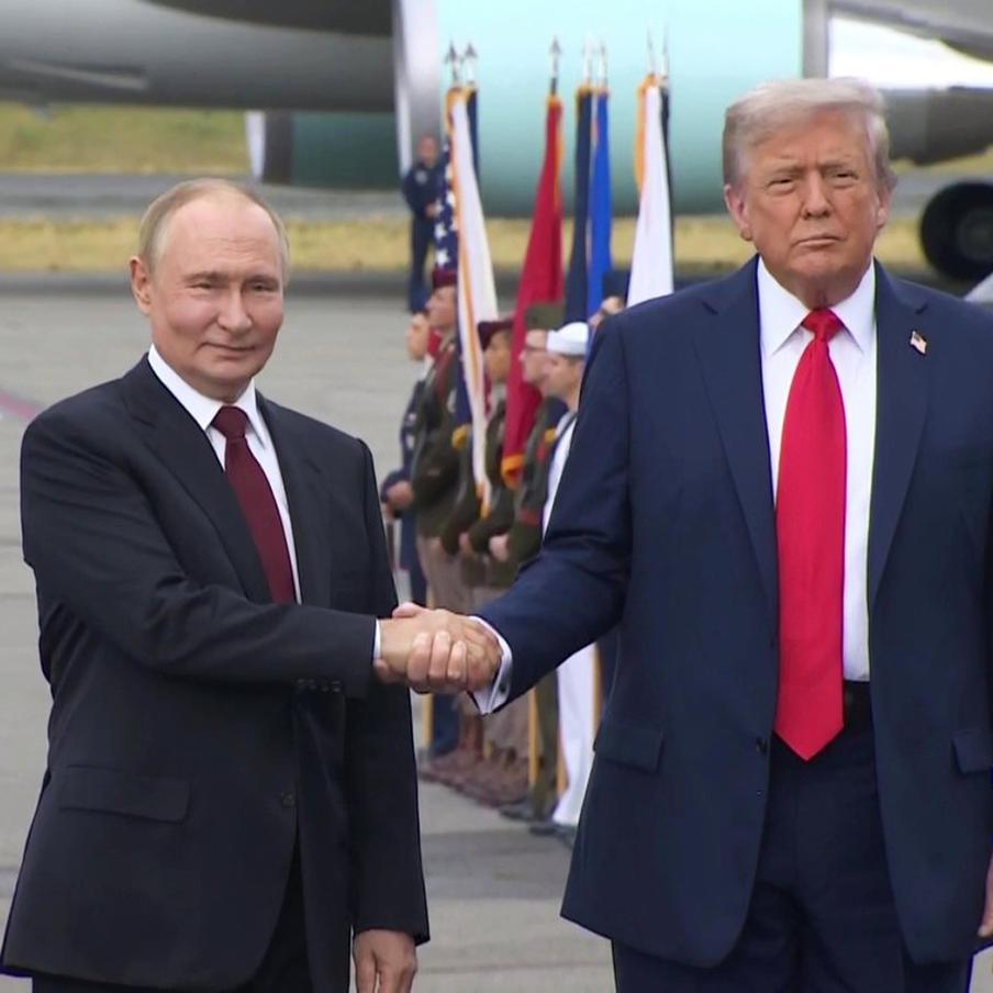 США предложили Европе разблокировать часть активов России. Американские переговорщики Стивен Уиткофф и Джаред Кушнер на встрече в Майами предложили представителям ЕС, Великобритании, Франции, ФРГ и НАТО разморозить часть российских средств. Идея прозвучала в рамках обсуждения мирного соглашения по Украине, но европейские делегаты её отклонили