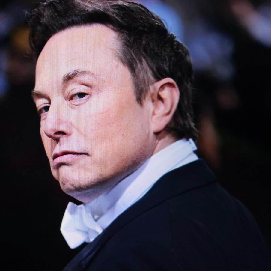 Илон Маск призвал Владимира Зеленского покинуть пост президента. Глава SpaceX отреагировал на публикацию в X о высказываниях украинского лидера в интервью британскому телеведущему Пирсу Моргану. Американский предприниматель связал продолжение боевых действий с нежеланием Владимира Зеленского завершать конфликт