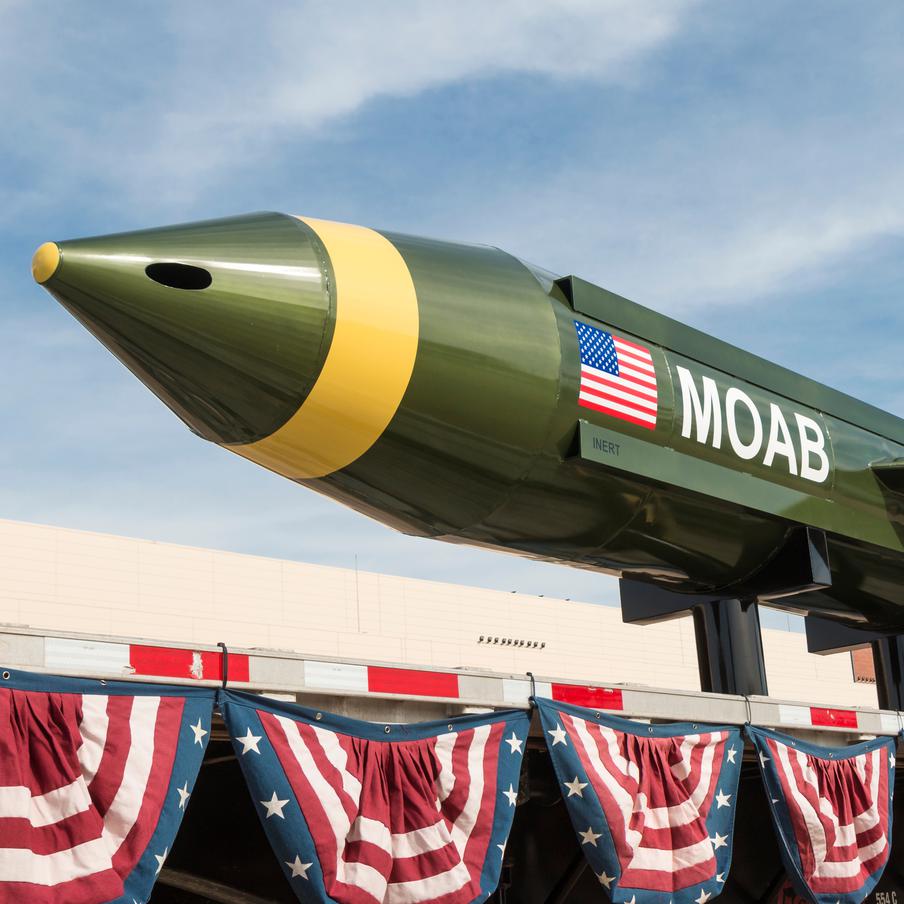 США проработали сценарий применения "матери всех бомб" против Ирана. По данным СМИ, американские военные рассматривают возможность атак на энергетическую инфраструктуру и ядерные объекты Исламской Республики с использованием сверхмощного неядерного боеприпаса. Такой вариант предусмотрен на случай возобновления военной операции по решению Дональда Трампа