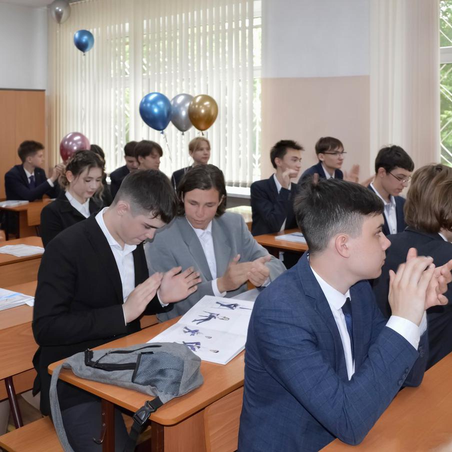 Новые стандарты обучения не затронут выпускников 2027 года. Обновлённый федеральный государственный образовательный стандарт для старшей школы начнёт действовать 1 сентября 2027 года. Однако ученики, которые в это время перейдут в 11-й класс, продолжат учиться по прежним требованиям