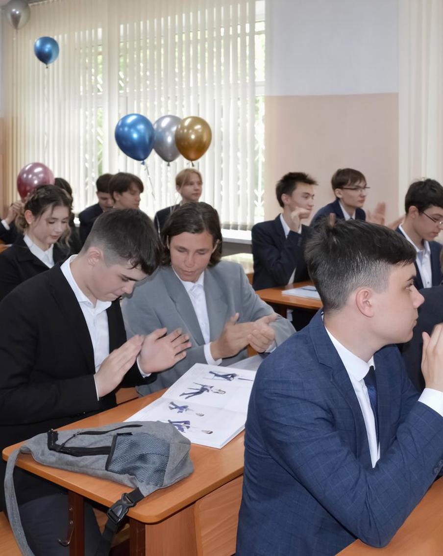 Новые стандарты обучения не затронут выпускников 2027 года. Обновлённый федеральный государственный образовательный стандарт для старшей школы начнёт действовать 1 сентября 2027 года. Однако ученики, которые в это время перейдут в 11-й класс, продолжат учиться по прежним требованиям
