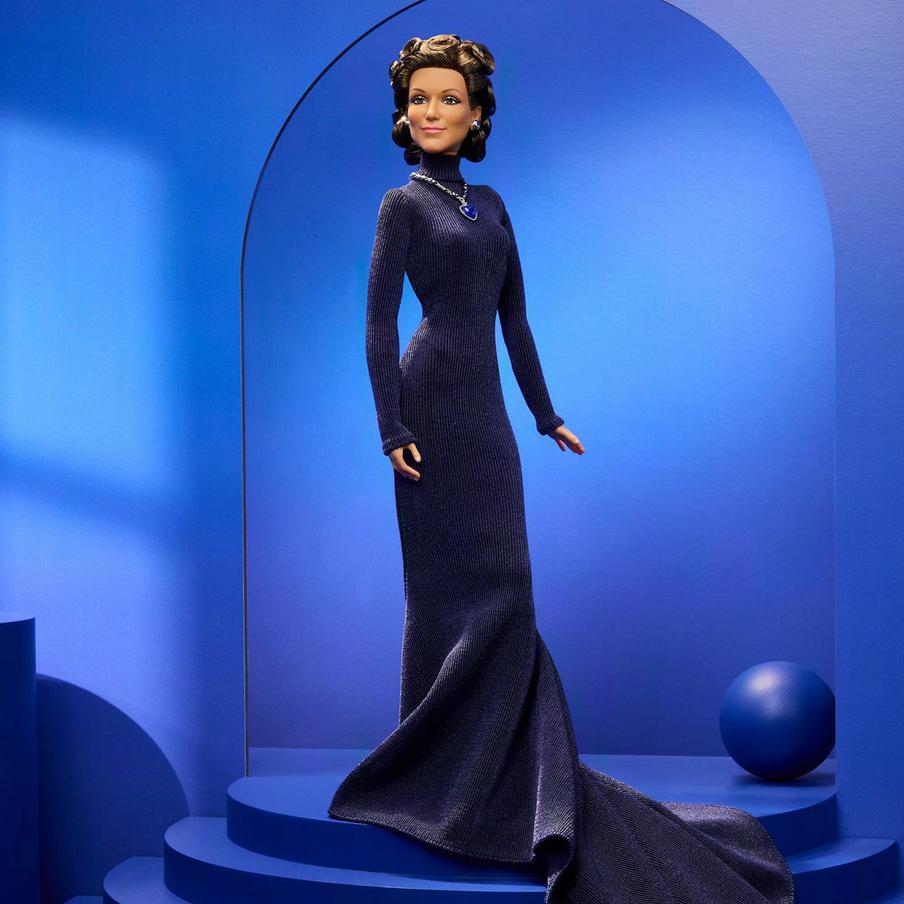 Mattel представила Барби в образе Селин Дион, которая исполнила саундтрек к "Титанику". Компания Mattel представила куклу Барби, повторяющую образ певицы Селин Дион на церемонии "Оскар" в 1998 году. Именно тогда артистка исполнила со сцены легендарный, пронзительный саундтрек к фильму Джеймса Кэмерона "Титаник"