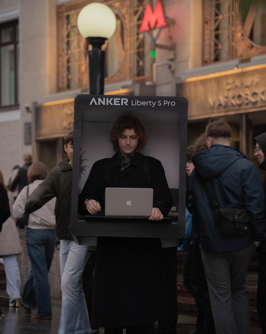 В Москве заметили людей с переносными переговорками: Anker показала, как проводить созвоны даже в шумном городе