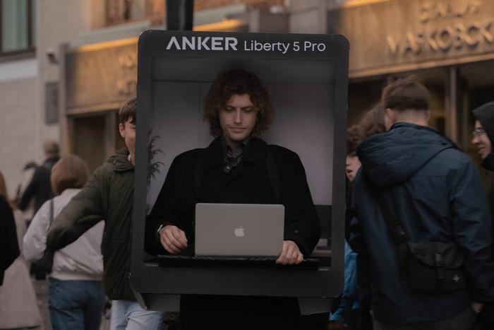 В Москве заметили людей с переносными переговорками: Anker показала, как проводить созвоны даже в шумном городе