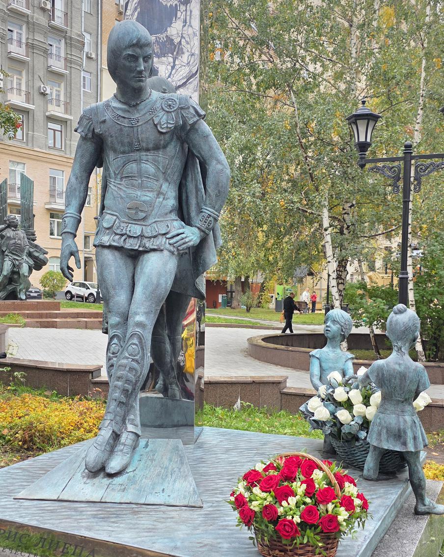 Памятник Марису Лиепе в Брюсовом переулке Москвы.