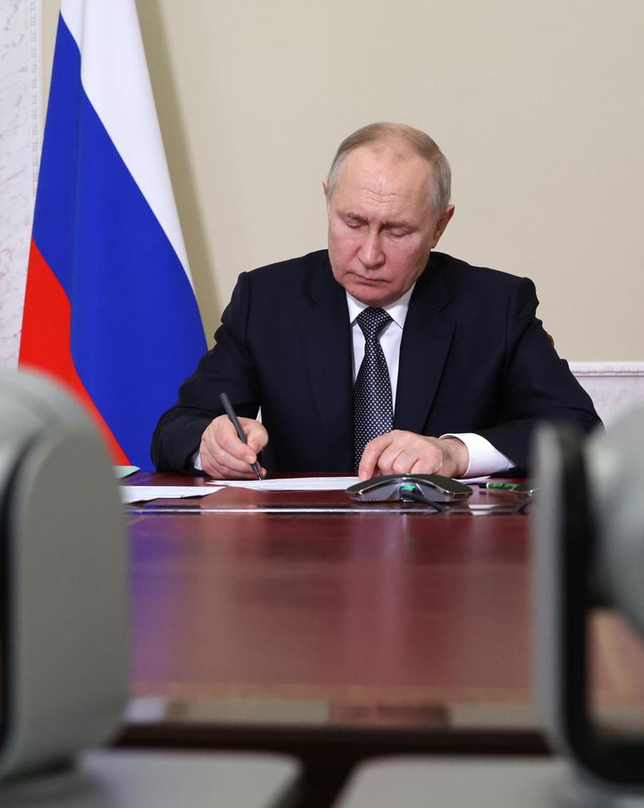 Путин ввёл новые ограничения для стратегических компаний за рубежом. Российские предприятия из специального перечня теперь должны получать предварительное разрешение уполномоченного федерального органа на ряд действий, предусмотренных законодательством других стран. Новые правила распространяются и на их дочерние общества
