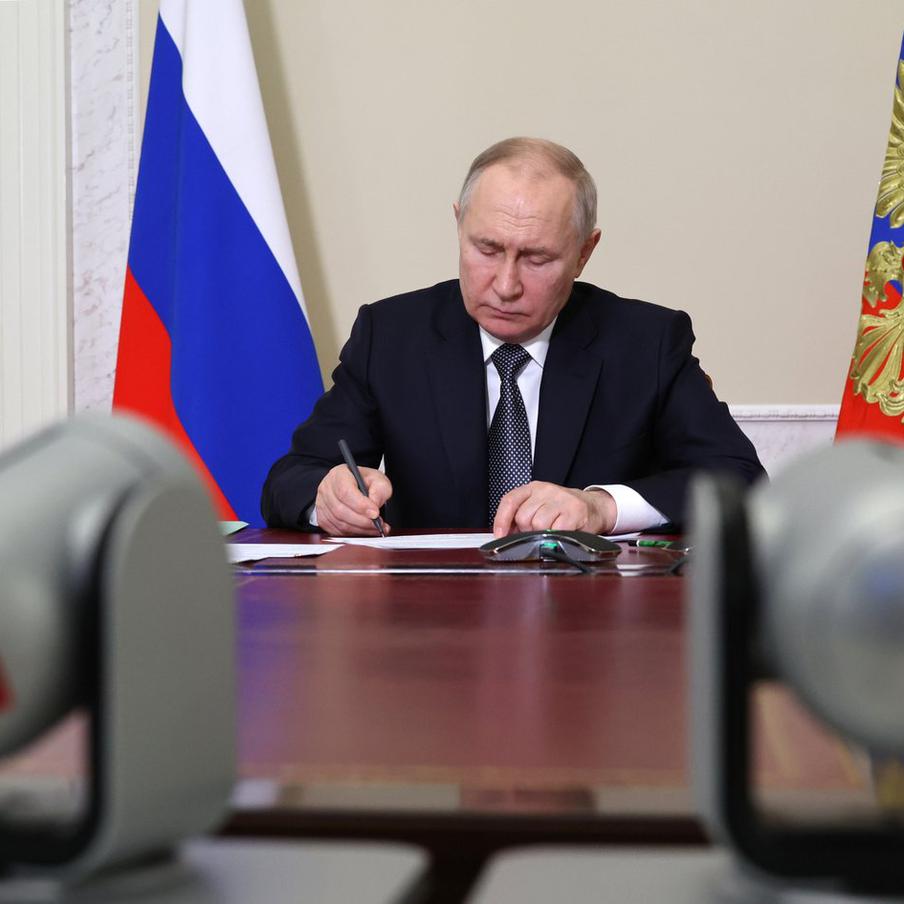 Путин ввёл новые ограничения для стратегических компаний за рубежом. Российские предприятия из специального перечня теперь должны получать предварительное разрешение уполномоченного федерального органа на ряд действий, предусмотренных законодательством других стран. Новые правила распространяются и на их дочерние общества