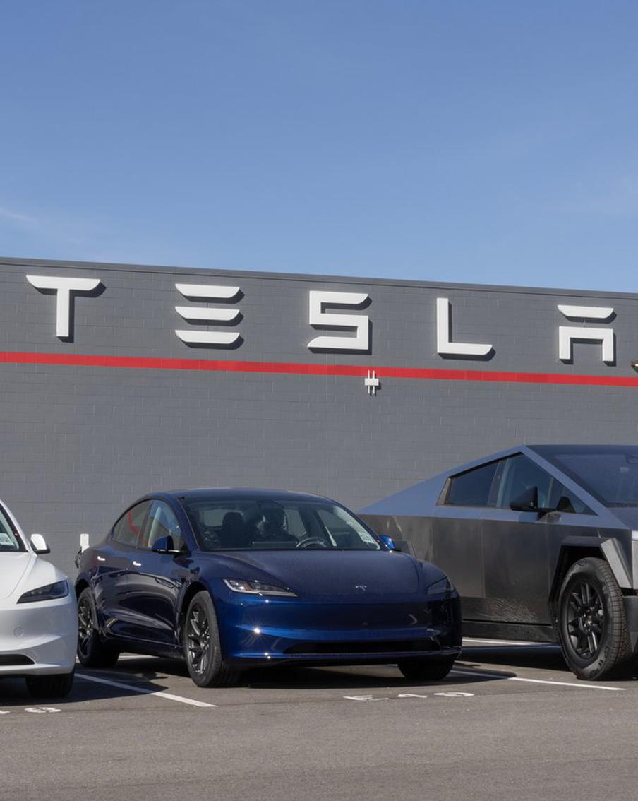 Tesla показала Roadster, который делает сальто в воздухе. На испытательном полигоне SpaceX в Техасе электрокар преодолел препятствие из автомобилей, выполнил полный оборот и приземлился на колёса. Серийный выпуск модели намечен на 2028 год