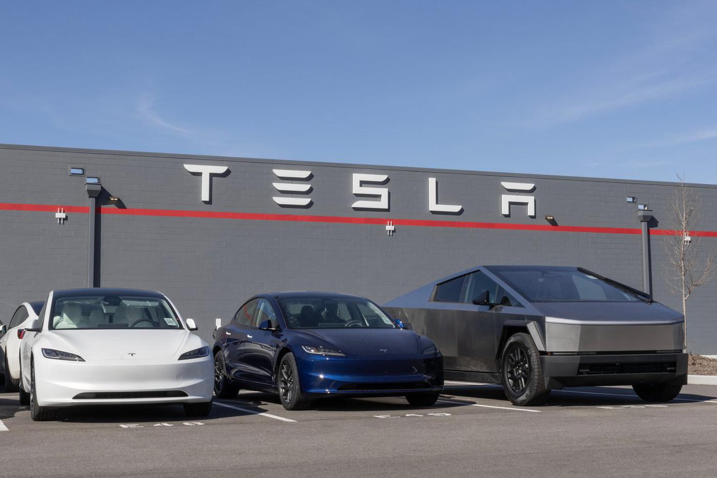 Tesla показала Roadster, который делает сальто в воздухе