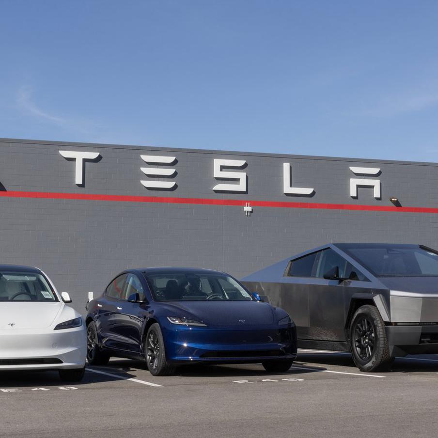 Tesla показала Roadster, который делает сальто в воздухе. На испытательном полигоне SpaceX в Техасе электрокар преодолел препятствие из автомобилей, выполнил полный оборот и приземлился на колёса. Серийный выпуск модели намечен на 2028 год