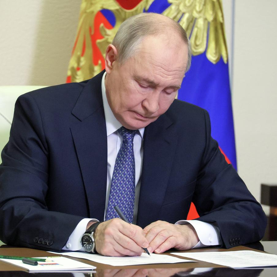 Владимир Путин подписал указ о выдаче гражданства России журналисту и хоккеисту. Российский президент утвердил документ о принятии в гражданство РФ группы лиц иностранного происхождения