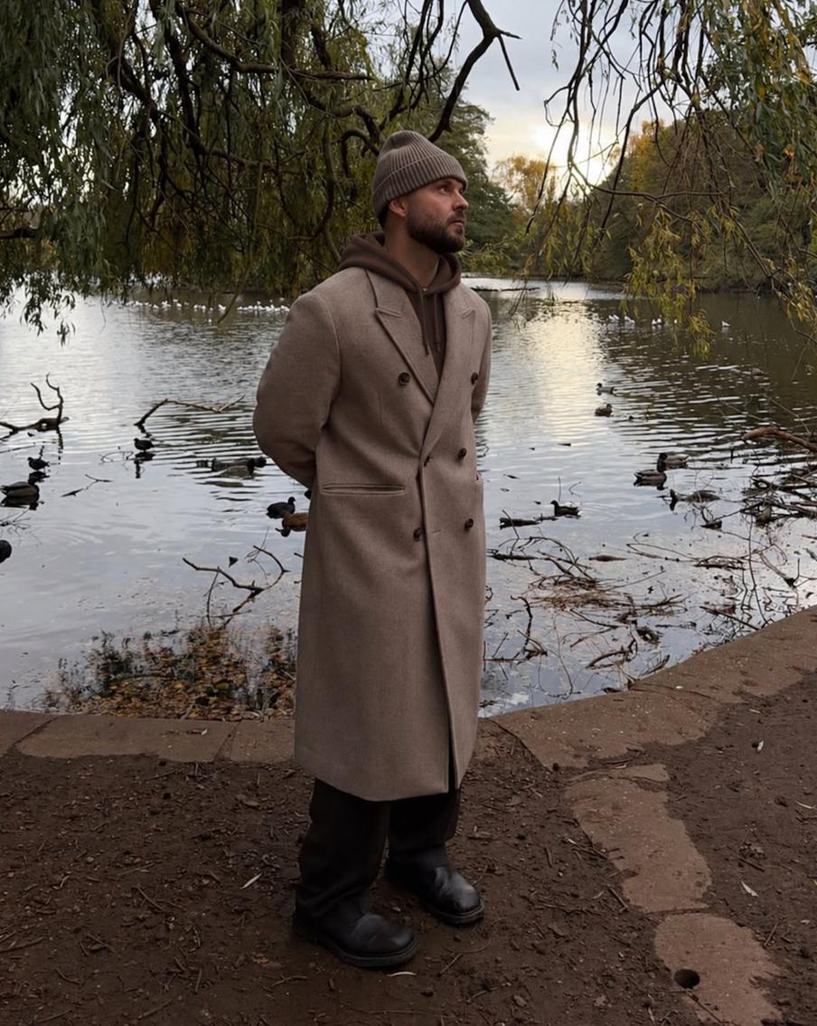 Коричневое пальто смотрится ничуть не хуже чёрного.
