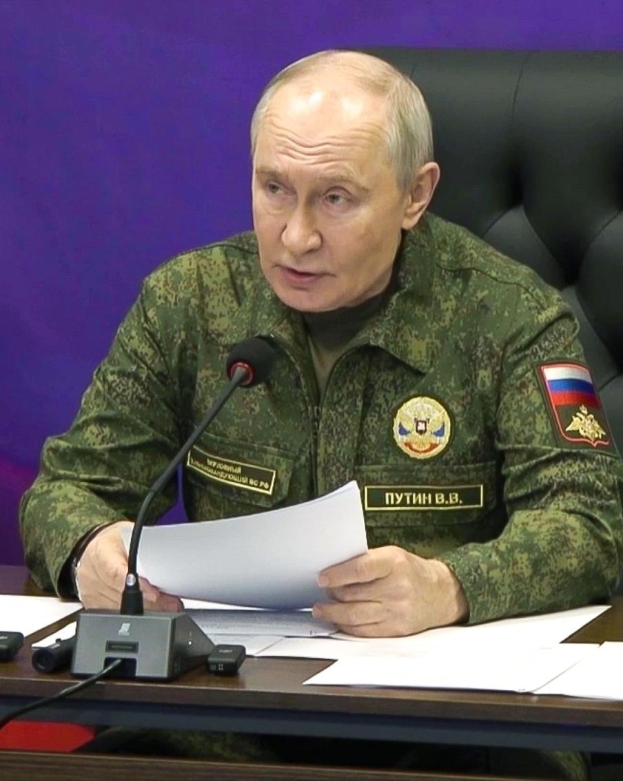 Путин призвал продолжить массированные удары по военным объектам на Украине. Президент России призвал ВС РФ не прекращать массированные удары по объектам украинского военно-промышленного комплекса в ходе проведения спецоперации. Он подчеркнул, что российские военные продолжают успешное продвижение на всех направлениях