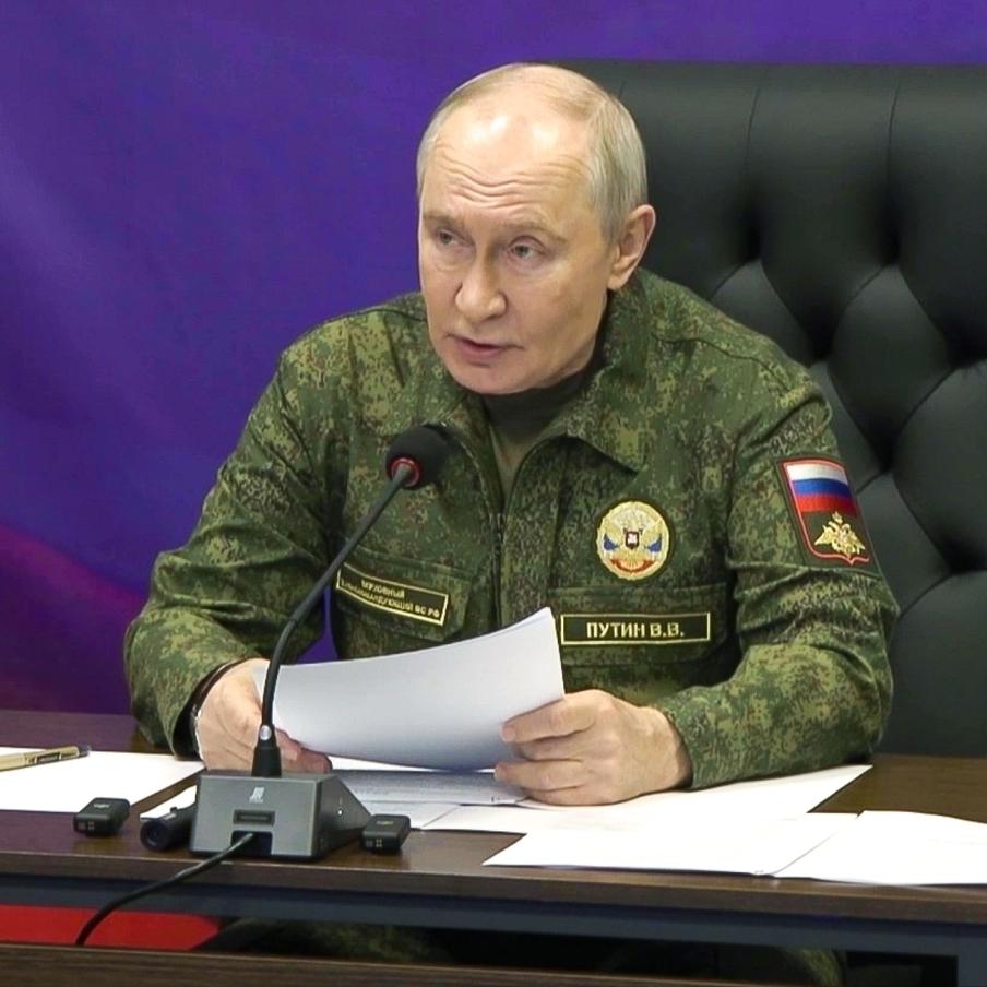 Путин призвал продолжить массированные удары по военным объектам на Украине. Президент России призвал ВС РФ не прекращать массированные удары по объектам украинского военно-промышленного комплекса в ходе проведения спецоперации. Он подчеркнул, что российские военные продолжают успешное продвижение на всех направлениях