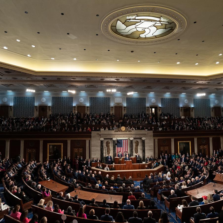 В США рассмотрят законопроект о запрете дизельной сделки с Россией. Совместную инициативу демократов и республиканцев о блокировке заключённого Трампом и Путиным соглашения о поставках дизельного топлива рассмотрят в конгрессе. Отмечается, что первая партия российского дизтоплива должна поступить в США до конца октября