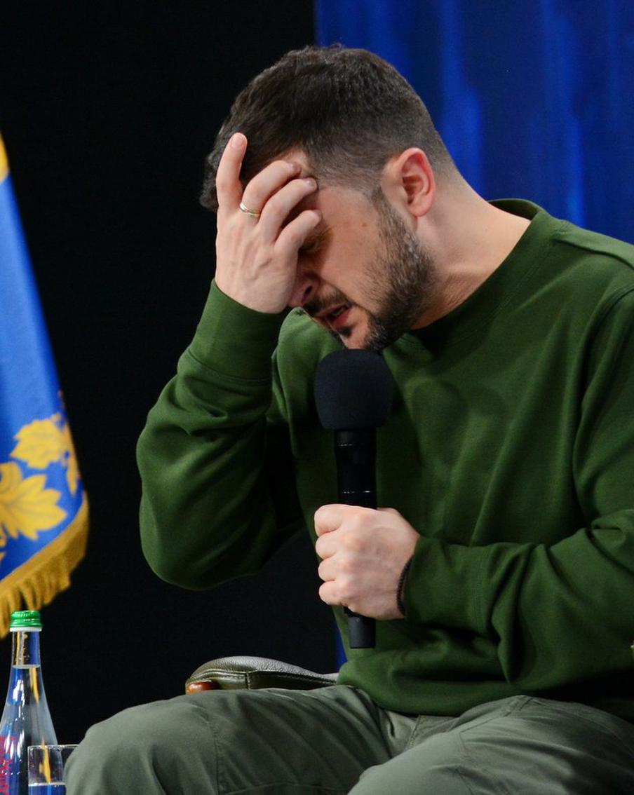 Таролог раскрыл будущее Зеленского на посту президента Украины. Специалист по гаданию также рассказал, какой период времени наиболее опасен для главы киевского режима. Могут ли Зеленского свергнуть в ближайшие полгода? Ответ на этот вопрос дают не только политические эксперты, но и, как выяснилось, карты Таро