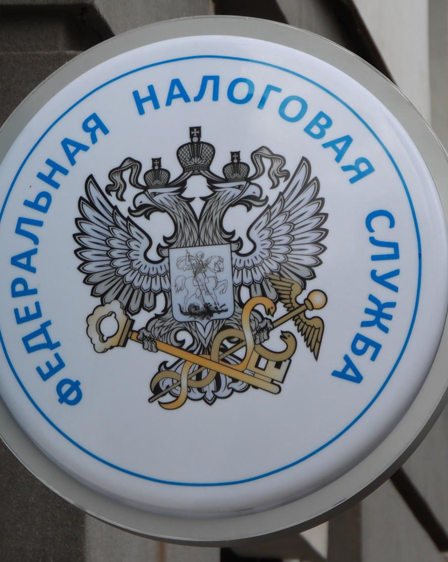 Мошенники начали выдавать себя за служащих налоговой в России. Сотрудники полиции фиксируют инциденты, когда злоумышленники распространяют фишинговые ссылки от имени Федеральной налоговой службы. Это особенно актуально во время проведения кампании по уплате налогов, которая идёт сейчас. Мошенники действуют посредством популярных мессенджеров