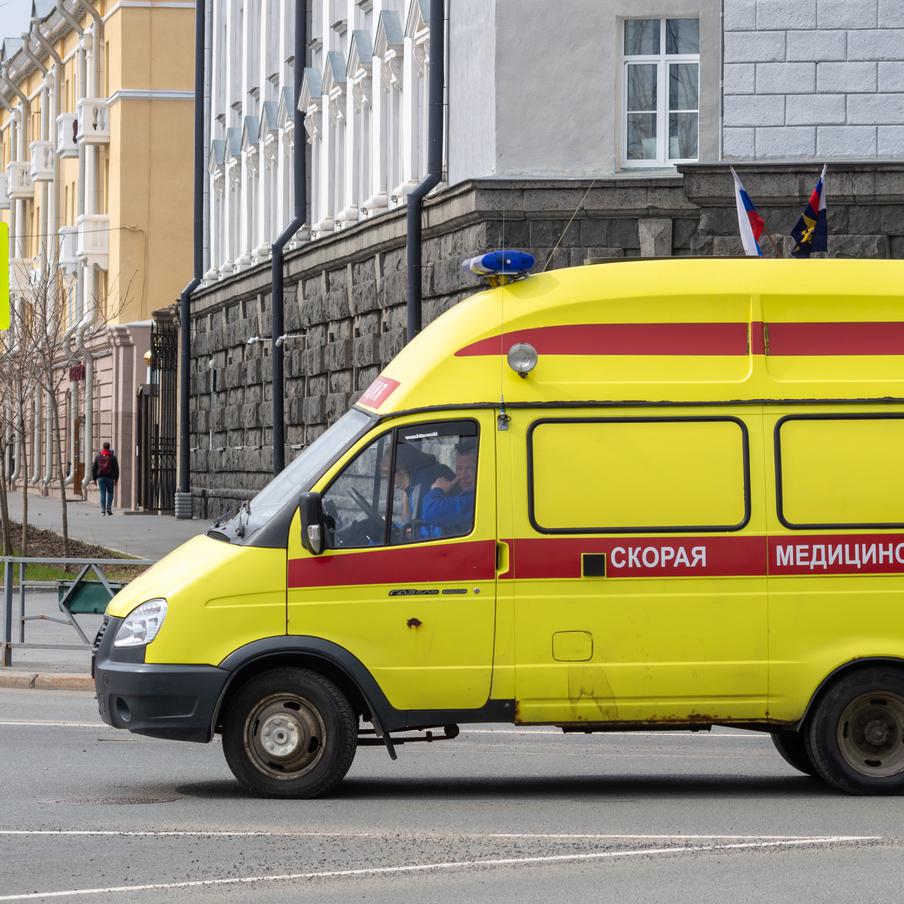 Врач и водитель скорой погибли по пути к семимесячному младенцу в Карелии. Спешивший на вызов к ребёнку врач-педиатр скончался в результате ДТП в Петрозаводске. Вместе с ним разбился его коллега, находившийся за рулём машины скорой помощи, выживший виновник аварии был оперативно доставлен специалистами в медицинское учреждение