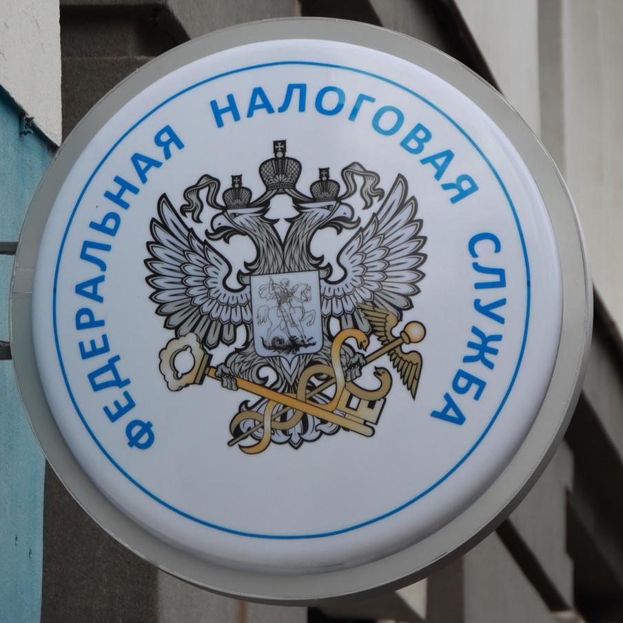 Мошенники начали выдавать себя за служащих налоговой в России. Сотрудники полиции фиксируют инциденты, когда злоумышленники распространяют фишинговые ссылки от имени Федеральной налоговой службы. Это особенно актуально во время проведения кампании по уплате налогов, которая идёт сейчас. Мошенники действуют посредством популярных мессенджеров