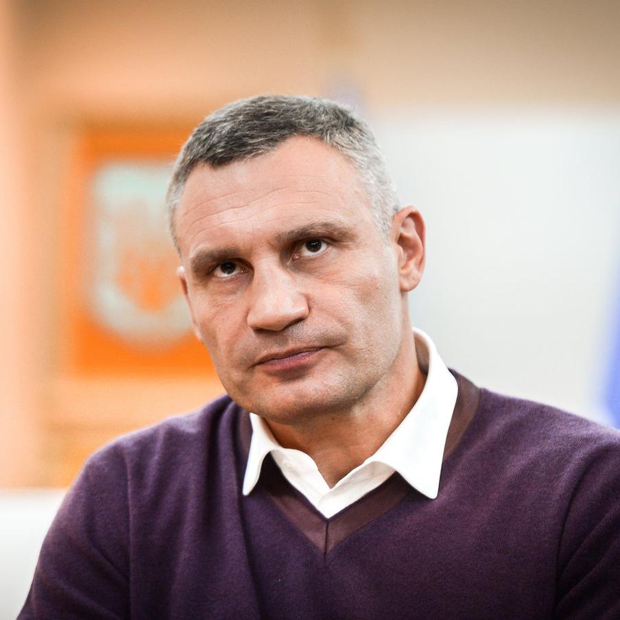 Кличко снова назвали "сосиской" и призвали к отставке. В Киеве прошёл митинг горожан. Одни призывали к немедленной отставке мэра украинской столицы, другие выступили в его защиту. Не обошлось и бе курьёзных плакатов. На одном из них Виталия Кличко назвали сосиской в память о прошлом скандале политика
