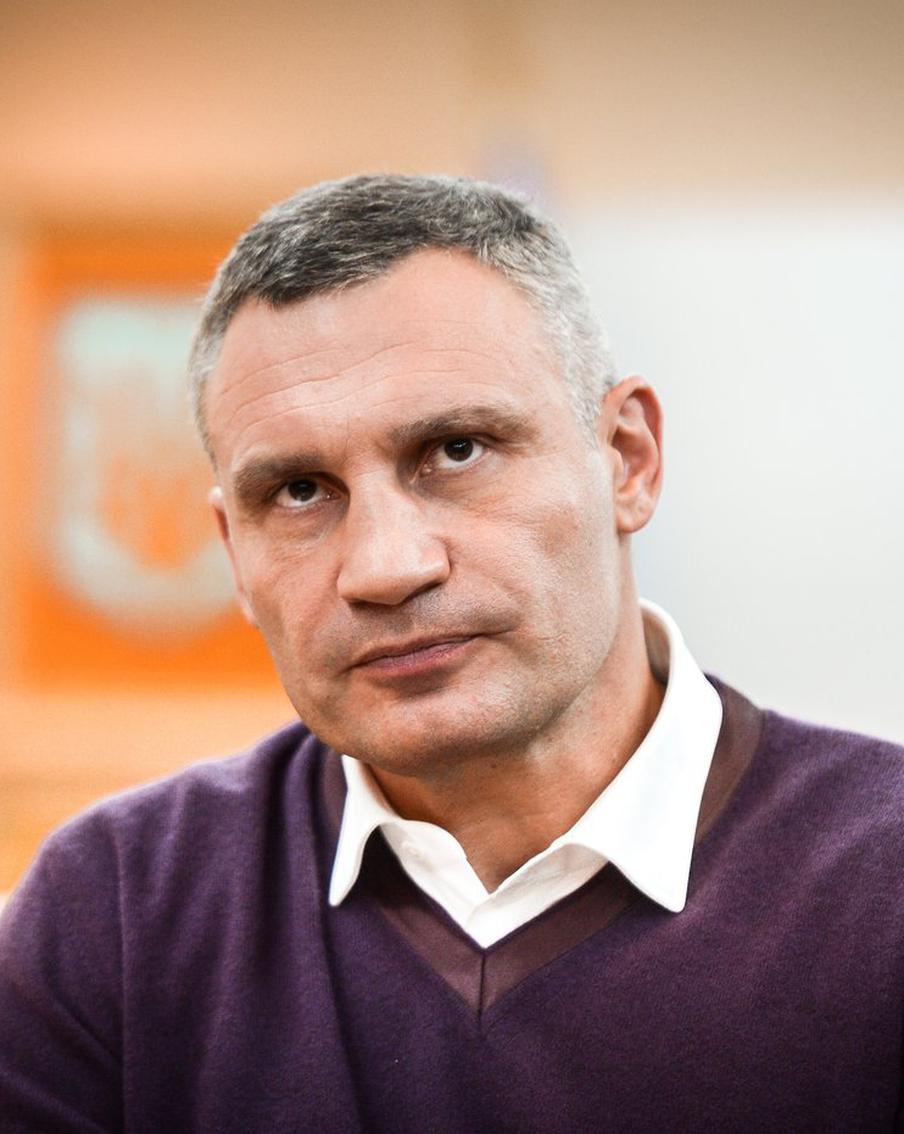 Кличко снова назвали "сосиской" и призвали к отставке. В Киеве прошёл митинг горожан. Одни призывали к немедленной отставке мэра украинской столицы, другие выступили в его защиту. Не обошлось и бе курьёзных плакатов. На одном из них Виталия Кличко назвали сосиской в память о прошлом скандале политика