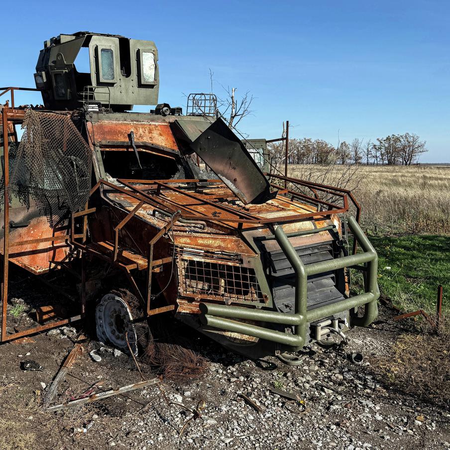 Украинские военные вновь отступают на фоне успешных действий ВС РФ в ДНР. Российские военные, после успешного наступления и установления контроля над Алексеево-Дружковкой и Добропольем, вынудили ВСУ экстренно отводить подразделения на линию укреплений под Славянском и Краматорском. Эти города являются последними крупными населёнными пунктами в ДНР, занятыми противником