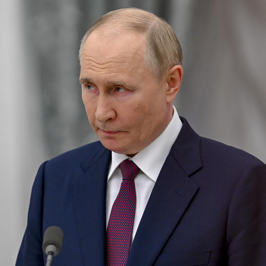 Власти РФ подготовят план восстановления пострадавшей от ВСУ инфраструктуры. Президент России Владимир Путин потребовал от правительства подготовить дорожную карту по восстановлению торговой и логистической инфраструктуры, разрушенной в ходе террористических атак украинских военных. Отчитываться о её выполнении нужно будет ежеквартально