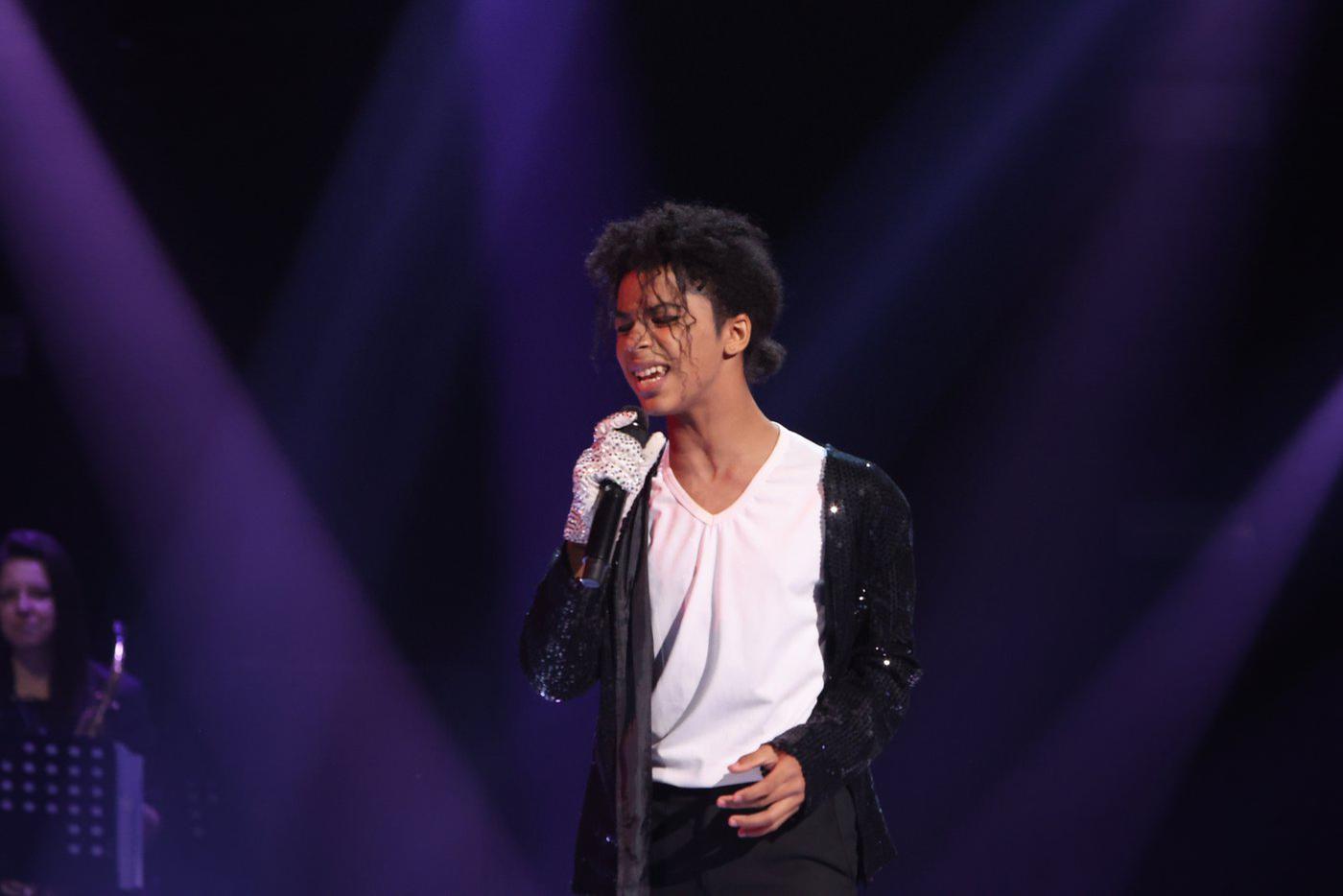Дэниэл Филистович исполнил Billie Jean в костюме, очень похожем на сценический костюм Джексона. Есть у него и образы из Thriller, Beat it, Smooth criminal и других.