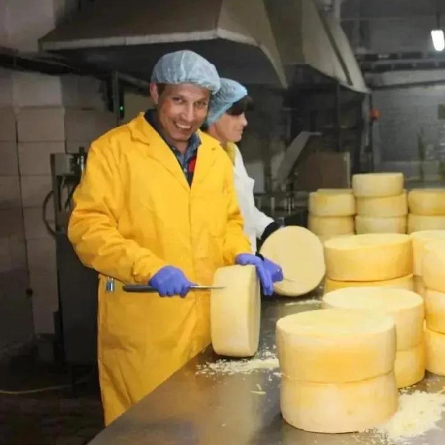 Глава ЛНР рассказал, какие продукты республика производит для всей страны. Сегодня именно пищевая отрасль — одна из важнейших и динамично развивающихся в республике, подчеркнул Леонид Пасечник. В регионе работает свыше 140 предприятий, на которых заняты более пяти с половиной тысяч человек. ЛНР производит продукты питания на сумму 18 миллиардов рублей ежегодно