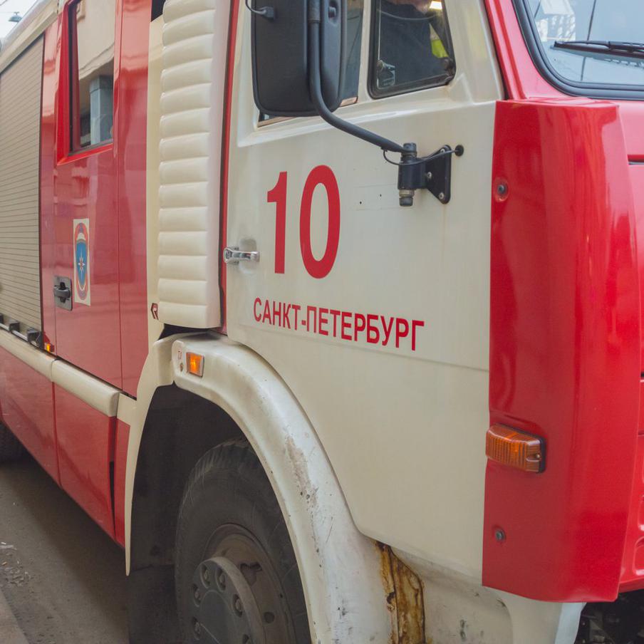 Один человек погиб в ходе атаки дронов ВСУ на Санкт-Петербург и Ленобласть. В результате террористического удара украинских беспилотников по северной столице несколько человек пострадало, все они были оперативно госпитализированы в медучреждения города. Их состояние в данный момент не уточняется. Также были повреждены 12 многоквартирных домов