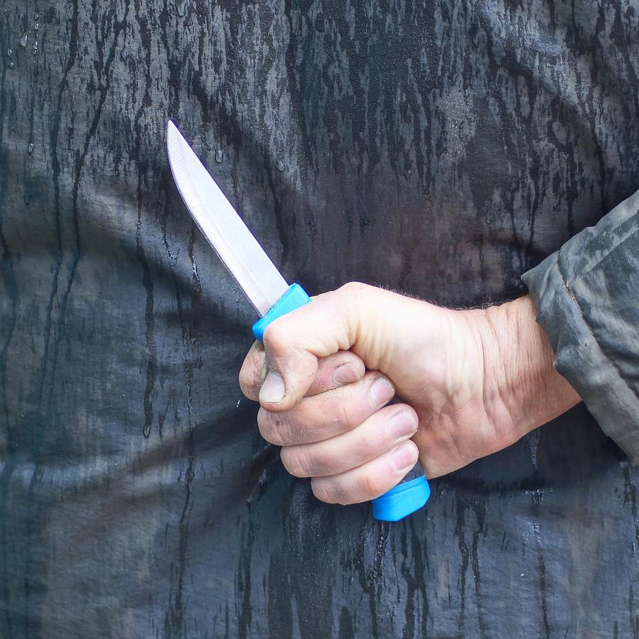 Полиция Петербурга разыскивает неизвестного, ранившего ножом пассажира автобуса. Его личность уже установлена. Сам инцидент произошёл вечером 17 октября. Около 21 часа в полицию Петродворцового района поступило сообщение о ножевом ранении пассажира автобуса на Константиновской улице. Устанавливаются прочие обстоятельства происшествия