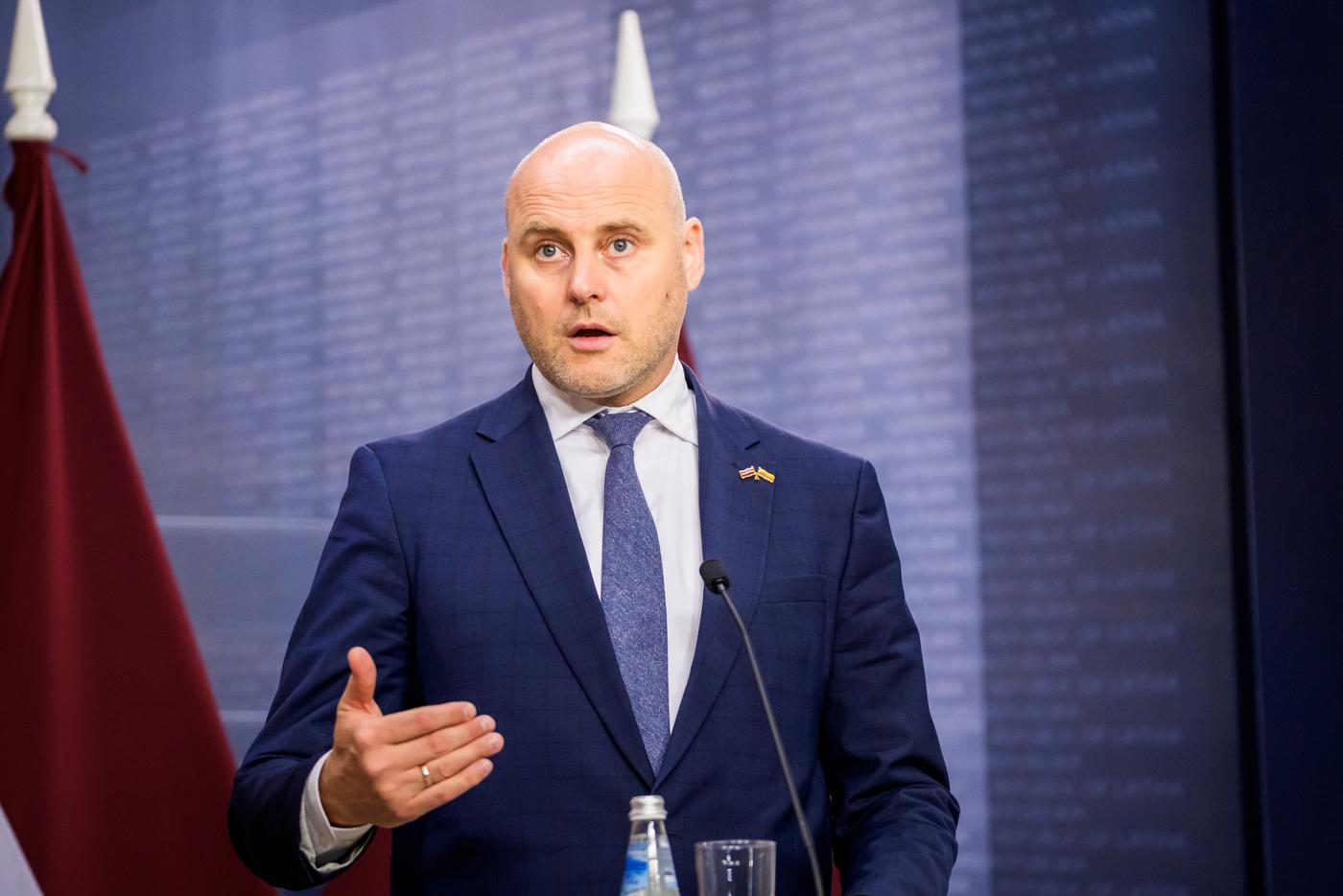 Премьер Латвии выругался, когда его спросили про россиян
