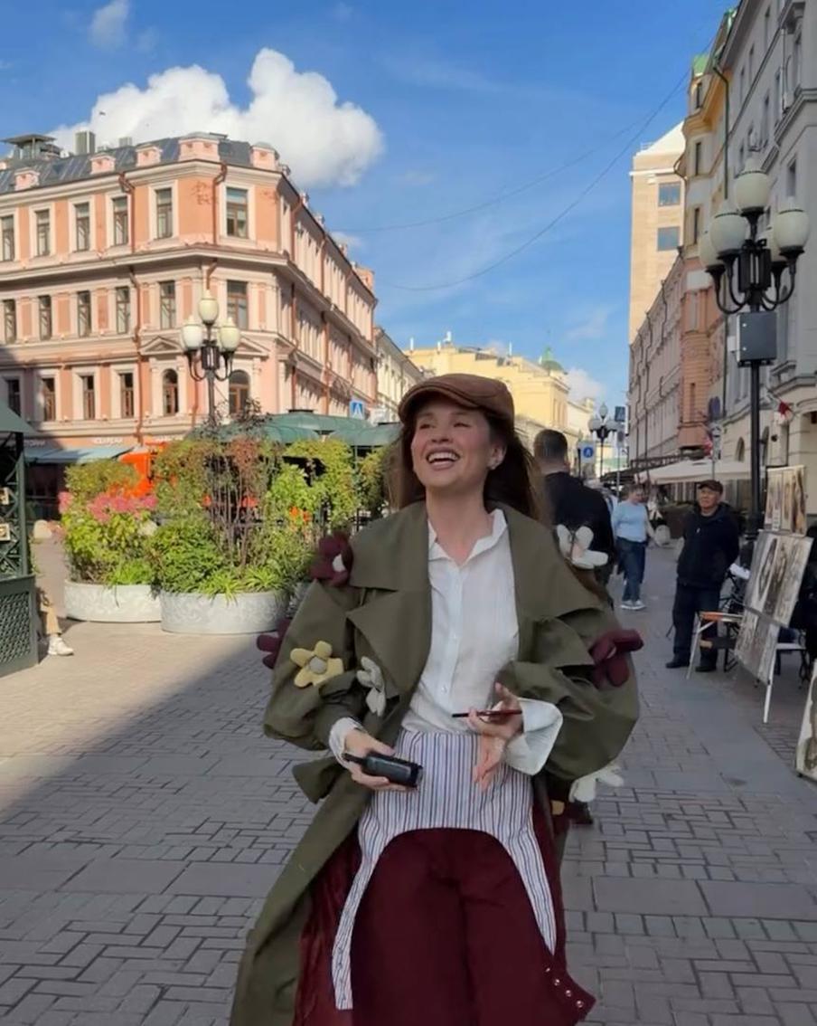 Поёт для прохожих, но мечтает о сцене: как Алёна Андрюшина покоряет Москву