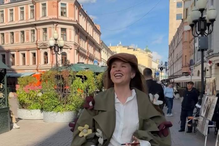 "В моей сумочке всегда блеск для губ и колонка": певица покоряет москвичей своим вокалом